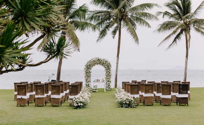 A Classic & Timeless white wedding in Hoi An