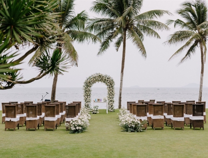 A Classic & Timeless white wedding in Hoi An