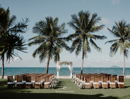 An Elegant Seaside Wedding